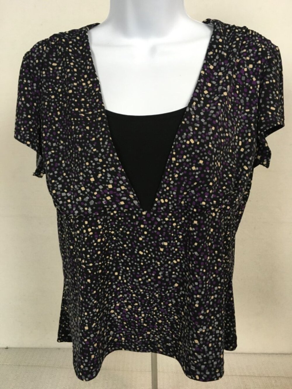 Briggs New York Top Women Size LP Black w Purple Gray White Shapes Short Sleeves